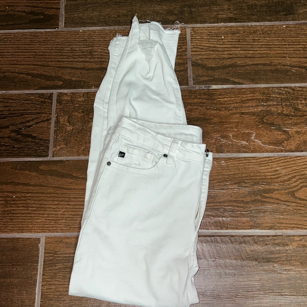 White KanCan Skinny Jeans with freyed ankles